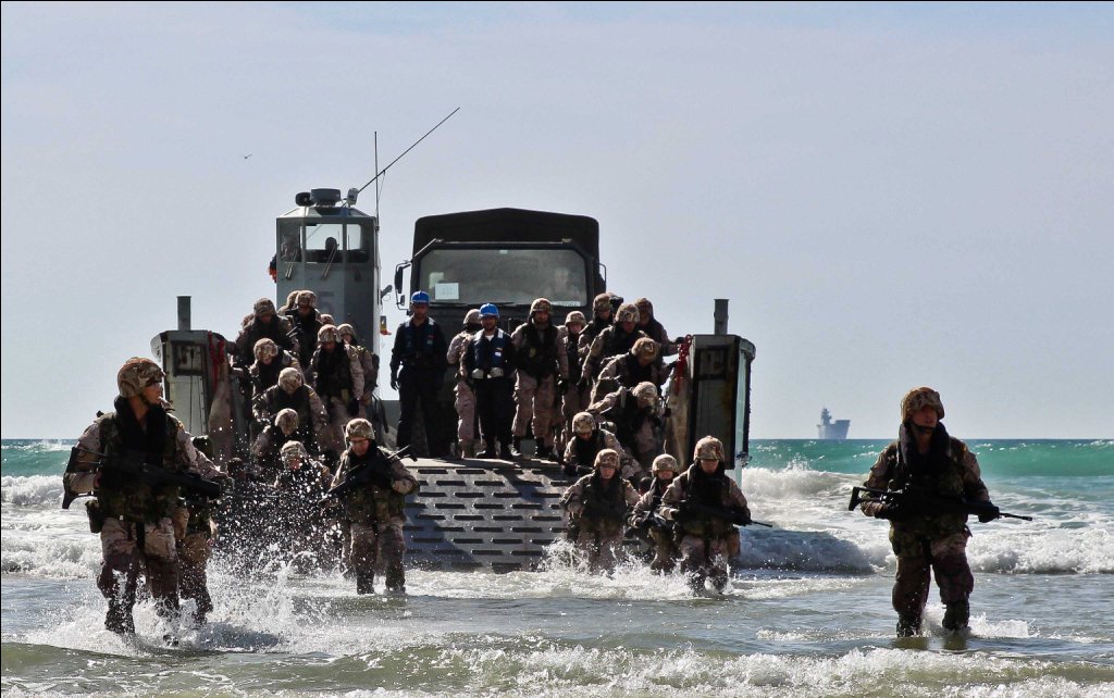 4. Desembarco de medios y personal en la playa del Retín durante ejercicio MARFIBEX