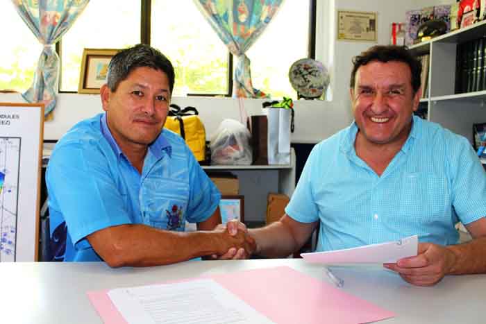 2 Ben Ponia secretario de Recursos Marinos del Ministerio de Recursos Marinos de las Islas Cook y Julio Morón
