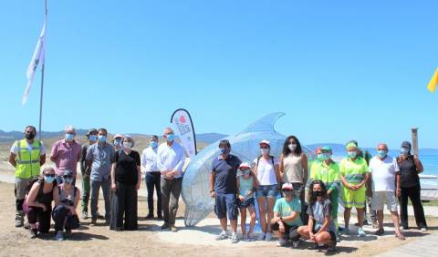 Un arroaz de plástico reciclado convértese dende a Pedra do Sal nun novo emblema da loita contra a contaminación do mar