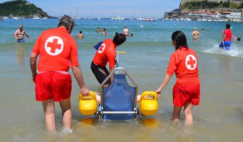 Pepita vuelve a bañarse en el mar con la ayuda de Cruz Roja #CadaVeranoCercadeTi